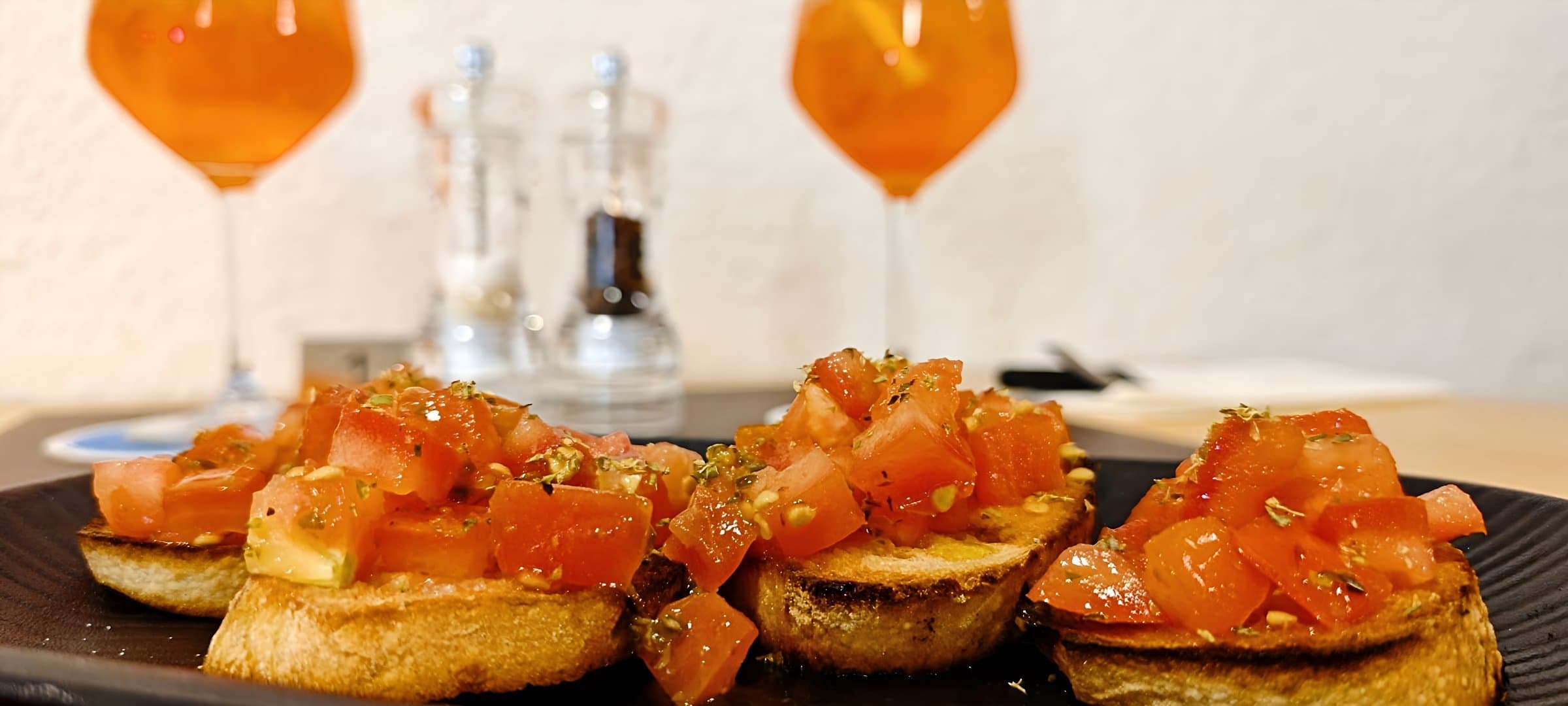 Bruschetta al Pomodoro – geröstetes Brot mit gewürfelten Tomaten, Knoblauch und Olivenöl